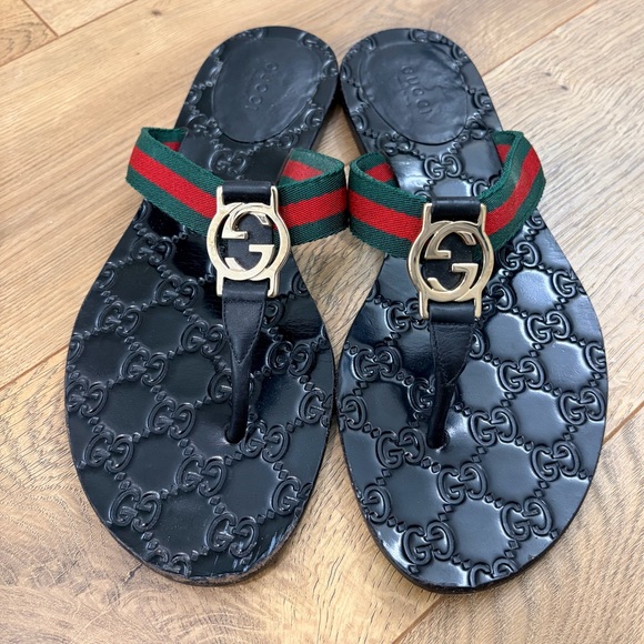 Gucci Maverik Web-striped cross-strap Sandals | Black | FARFETCH Gucci Black Leather Flip Flops with Green and Red Web Stripe